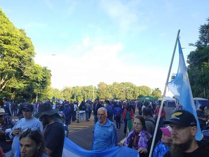Manifestantes de un gremio docente interrumpen la circulación en la ruta 101, que permite el acceso a Cataratas del Iguazú