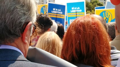 Manifestantes del sector inmobiliario se agolpan frente a la Quinta de Olivos