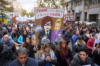 Manifestantes denuncian crisis sanitaria en Argentina por ajustes de Milei