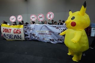 Manifestantes disfrazados de Pikachu protestan contra combustibles fósiles en la COP30