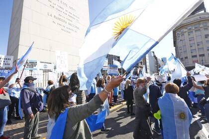 Manifestantes durante el banderazo del 12-O en el Obelisco