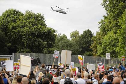 Manifestantes durante la llegada del helicóptero presidencial