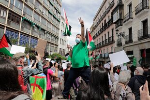 Manifestantes durante una protesta contra los ataques israelíes contra palestinos en Gaza, en Madrid, España, el sábado 15 de mayo de 2021.
