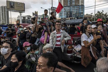 Manifestantes en Bangkok, el 25 de noviembre de 2020, frente a la sede del Banco Comercial de Siam, en el que el rey es el mayor accionista