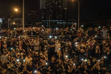 Manifestantes en Bangkok, el 25 de noviembre de 2020, frente a la sede del Banco Comercial de Siam, en el que el rey es el mayor accionista