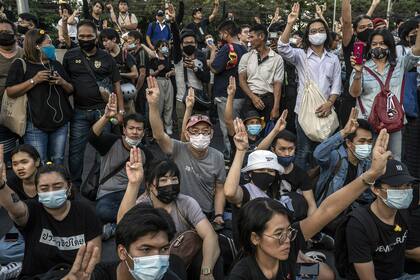 Manifestantes en Bangkok, el 25 de noviembre de 2020, frente a la sede del Banco Comercial de Siam, en el que el rey es el mayor accionista