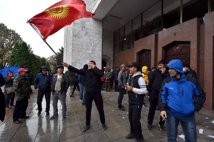Manifestantes en Bishkek, frente al parlamento de Kirguistán