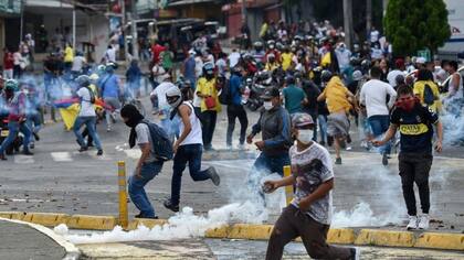 Manifestantes en Cali, Colombia, durante protestas ocurridas en mayo de este año
