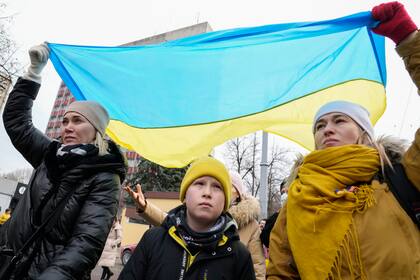 Manifestantes en Chisinau, Moldavia, portan una bandera de Ucrania en una manifestación el 8 de marzo de 2022. 