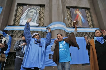 Llegan a la plaza manifestantes a favor y en contra del aborto; operativo de la Policía en la zona