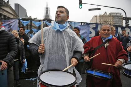 Llegan a la plaza manifestantes a favor y en contra del aborto; operativo de la Policía en la zona