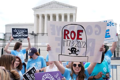 Manifestantes en contra del aborto, a las puertas de la Corte, este viernes en Washington