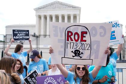 Manifestantes en contra del aborto protestan frente a la Corte Suprema de EEUU el viernes 24 de junio de 2022, en Washington. (AP Foto/Jacquelyn Martin)