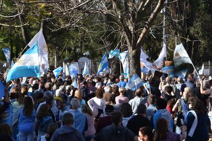 Manifestantes en contra y a favor del Gobierno se enfrentaron en Olivos