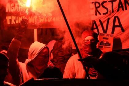 Manifestantes en el Foro de Davos protestan contra la desigualdad y exigen que los más ricos paguen más impuestos.