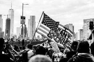 Manifestantes en el puente de Brooklyn a principios de junio, tras el asesinato de George Floyd.