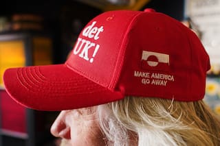 Manifestantes en Groenlandia se burlan del lema MAGA de Trump con gorras "Make America Go Away"