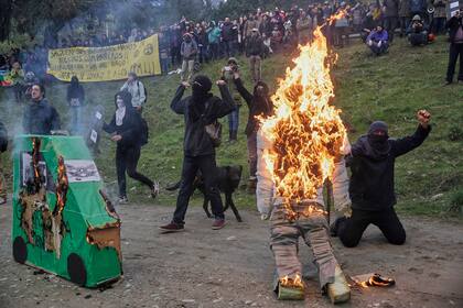 Manifestantes en la entrada del Escuadrón 35 de Gendarmería en El Bolsón a dos meses de la desaparición de Santiago Maldonado. 1/10/17