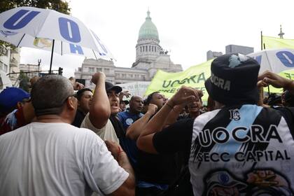 Manifestantes en la movilización de jubilados y gremios en el Congreso