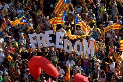 Manifestantes en las calles de Barcelona hoy reclamando la independencia de Cataluña