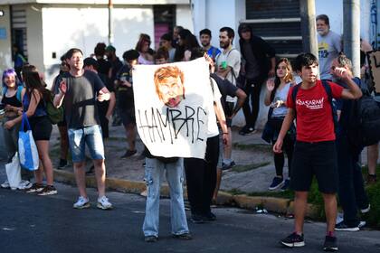Manifestantes en los alrededores del lugar del acto de Karina Milei, en La Plata