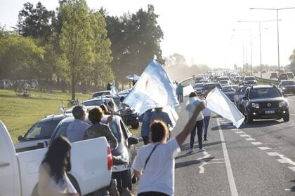 Manifestantes en Pilar a la altura del km 50