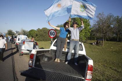 Manifestantes en Pilar a la altura del km 50