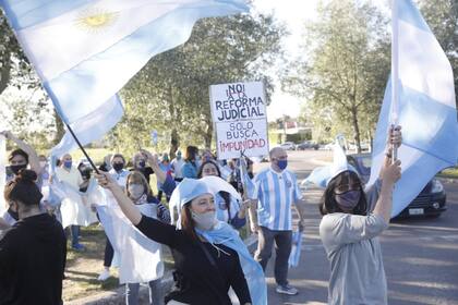 Manifestantes en Pilar a la altura del km 50