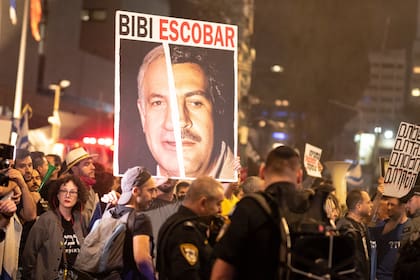 Manifestantes en Tel Aviv, el sábado comparan al premier Netanyahu con el narcotraficante colombiano Pablo Escobar  Photo: Gaby Schutze/ZUMA Press Wire/dpa