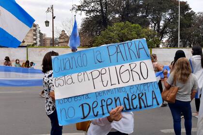 Manifestantes en Tucumán por el banderazo del 19S