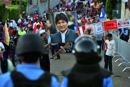 Manifestantes en una de las demostraciones de apoyo a Evo Morales