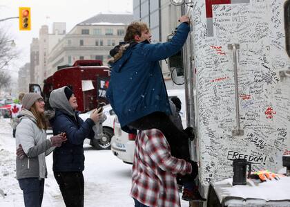 Manifestantes escriben mensajes de apoyo en los camiones estacionados en Ottawa, Canadá