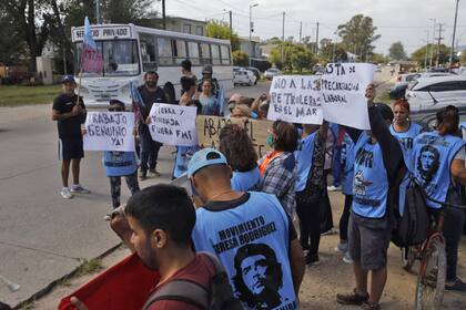 Manifestantes esperan la llegada del presidente Alberto Fernández a la inauguración de  INTEMA en Mar del Plata