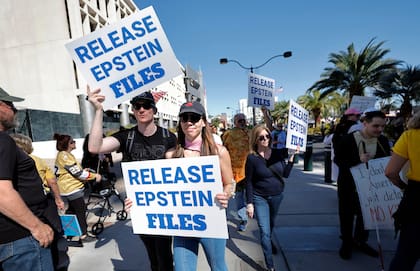 Manifestantes exigen la divulgación de los archivos de Epstein durante una protesta de "No Kings" en el centro de Las Vegas