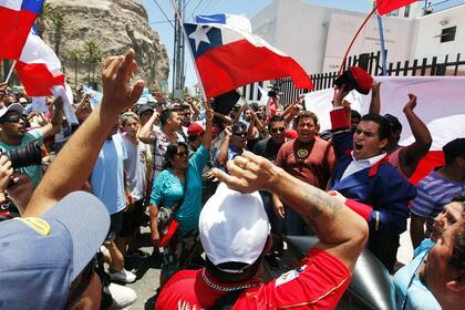 Manifestantes frente a instalaciones de la Armada de Chile, protestan por el fallo de La Haya