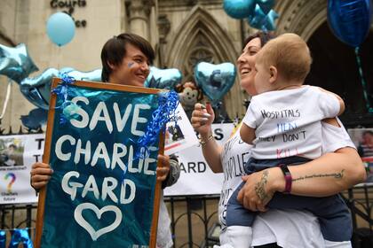 Manifestantes frente a los tribunales