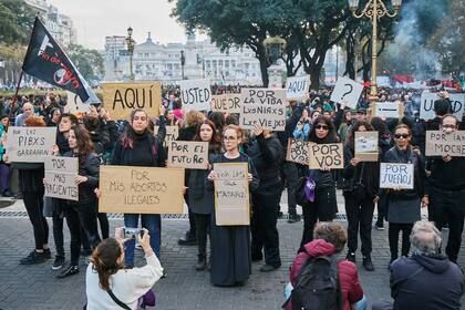 Manifestantes frente al Congreso