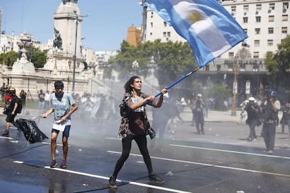 Manifestantes frente al Congreso contra la Reforma Laboral.