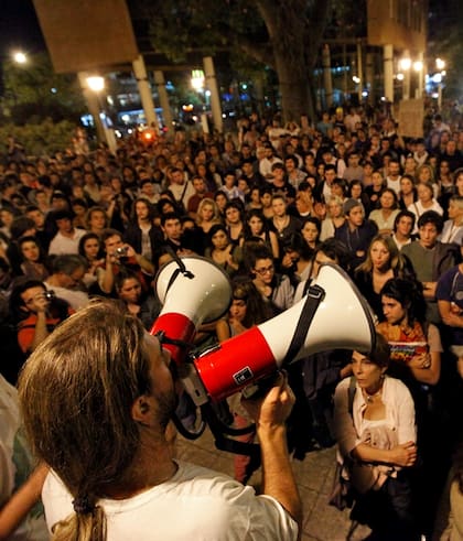 Manifestantes, frente al municipio de San Isidro