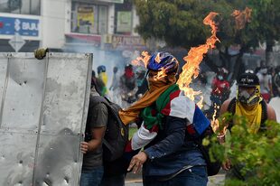 Manifestantes golpeados por una bomba molotov en Cali