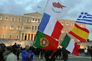 Manifestantes griegos en apoyo a un nuevo acuerdo sobre la deuda nacional griega durante la crisis en 2015