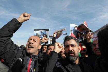 Manifestantes gritan consignas durante una protesta frente a la oficina de las Naciones Unidas (ONU), un día después de que varias áreas de la ciudad fueran alcanzadas por un ataque con misiles lanzado por el Cuerpo de la Guardia Revolucionaria Islámica de Irán (IRGC), en Erbil, la capital de la región kurda autónoma del norte de Irak a principios del 16 de enero de 2024 
(Photo by Safin HAMID / AFP)�
