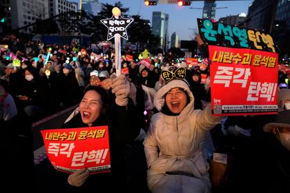 Manifestantes gritan consignas durante una marcha para exigir la destitución del presidente Yoon Suk Yeol, fuera de la Asamblea Nacional, el domingo 8 de diciembre de 2024, en Seúl, Corea del Sur. (AP Foto/Ahn Young-joon)