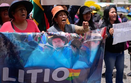 Manifestantes gritan proclamas contra el gobierno en protesta por los contratos firmados para la explotación de litio con un consorcio chino y una empresa rusa, en La Paz, Bolivia, el jueves 13 de febrero de 2025. (AP Foto/Juan Karita)