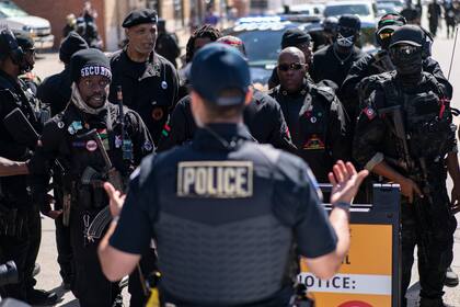 Manifestantes hablan con la policía durante marchas por el centenario de la masacre de Tulsa
