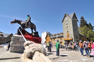 Manifestantes intentan derribar el monumento de Roca en el Centro Cívico de Bariloche