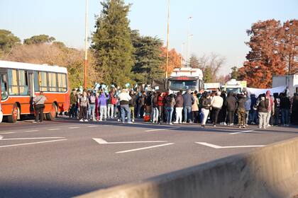 Manifestantes interrumpen el tránsito en la autopista Ricchieri frente al predio de AFA; en principio, la selección no tendrá problemas para circular rumbo al estadio de River.