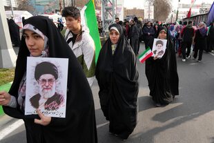 Manifestantes iraníes, con carteles con la imagen del líder supremo del país, el ayatolá Ali Jamenei, y banderas del país, participan en la conmemoración del aniversario de la Revolución Islámica de 1979, en Teherán, Irán, el 11 de febrero de 2023. (AP Foto/Vahid Salemi)