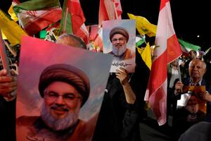 Manifestantes iraníes con retratos del abatido líder de Hezbollah Hassan Nasrallah, en Teherán