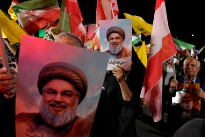 Manifestantes iraníes con retratos del finado líder de Hezbollah Hasán Nasrala, en Teherán el 1 de octubre del 2024. (Foto AP/Vahid Salemi)